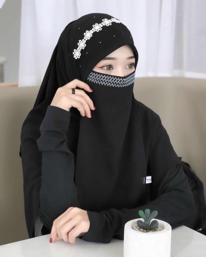 black stylish Instagram Hijab DP