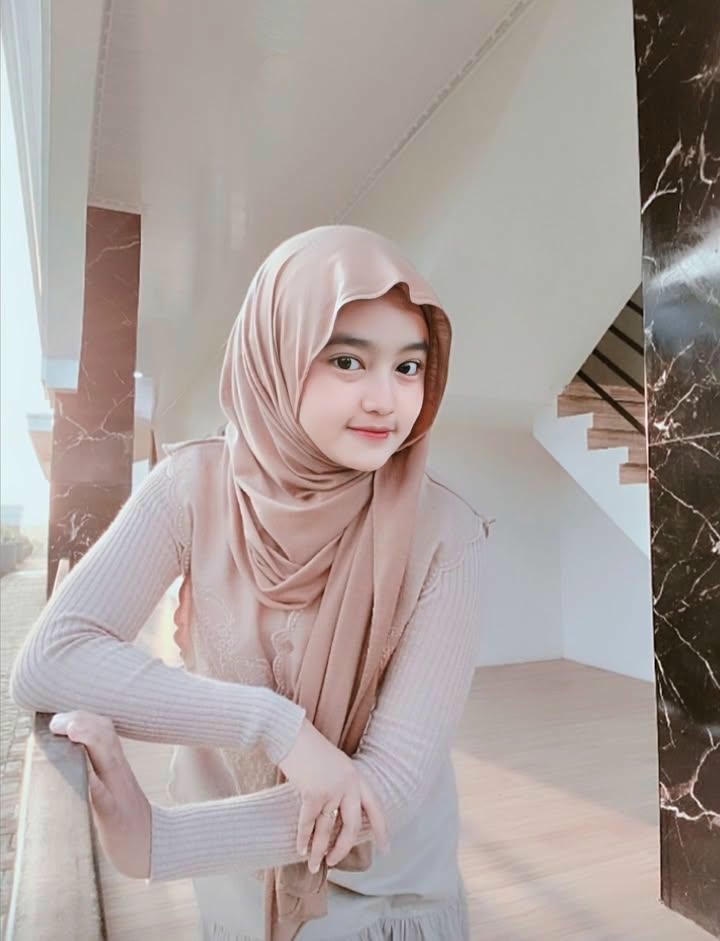 stylish Hijab girl DP Instagram
